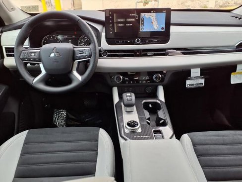 New 2025 Mitsubishi Outlander SE image 11