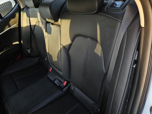 Used 2025 Genesis G70 2.5T image 12