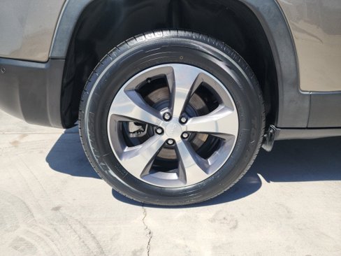Used 2019 Jeep Cherokee Limited w/ Luxury Group image 13