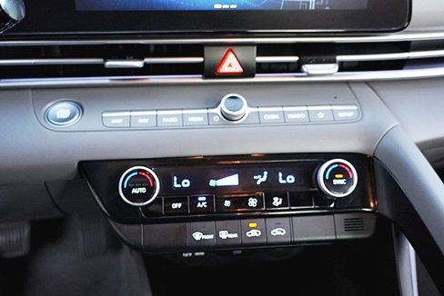 Certified 2024 Hyundai Elantra SEL image 28