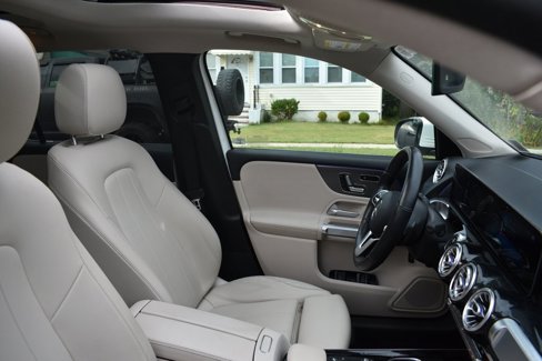 Used 2021 Mercedes-Benz GLB 250 4MATIC w/ Premium Package image 25