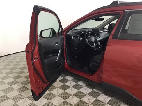 Used 2023 Toyota Corolla Cross XLE image 9