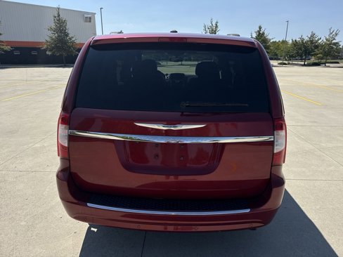 Used 2016 Chrysler Town & Country Touring-L image 30