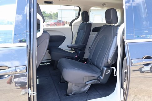 Used 2022 Chrysler Voyager LX image 9