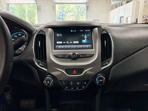 Used 2017 Chevrolet Cruze LT image 40