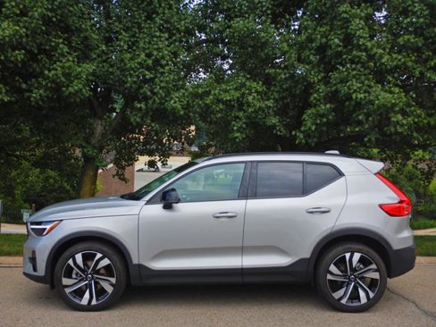 Used 2025 Volvo XC40 B5 Plus image 5