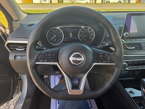 Used 2024 Nissan Altima 2.5 SV image 9