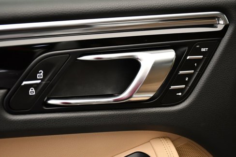 Used 2025 Porsche Macan image 36