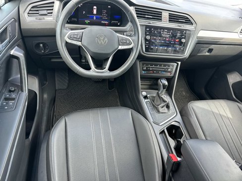 Used 2023 Volkswagen Tiguan SE w/ Panoramic Sunroof Package image 16