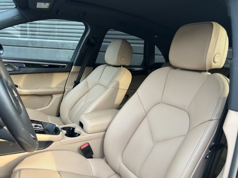 Certified 2025 Porsche Macan image 5