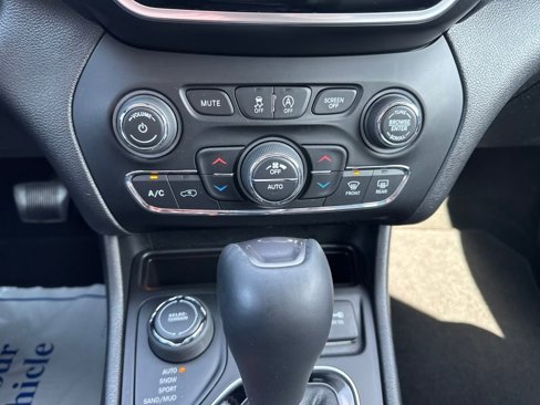 Used 2020 Jeep Cherokee Limited image 17