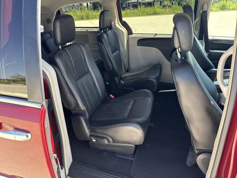 Used 2016 Chrysler Town & Country Touring-L image 22