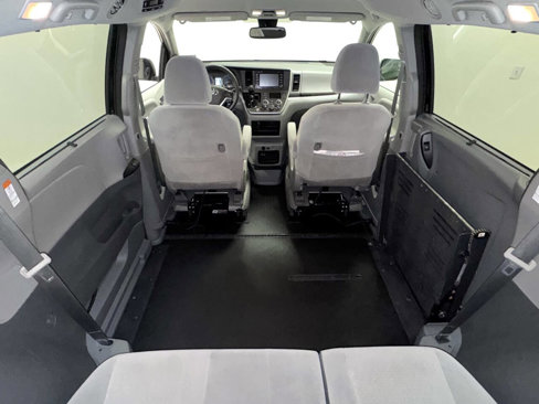 Used 2020 Toyota Sienna LE image 4
