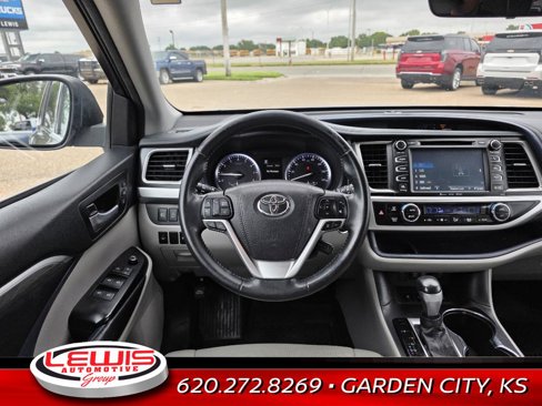 Used 2017 Toyota Highlander Limited image 11
