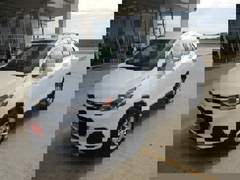 Used 2020 Chevrolet Trax LT w/ LT Convenience Package image 2