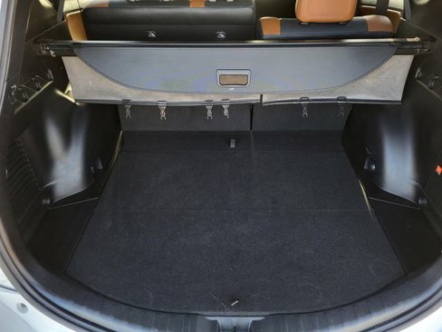 Used 2018 Toyota RAV4 SE image 11