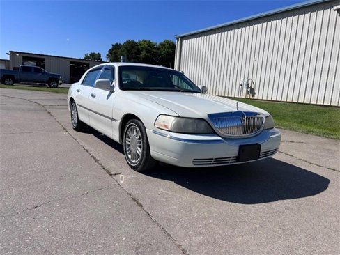 Used 2006 Lincoln Town Car Designer Series image 1