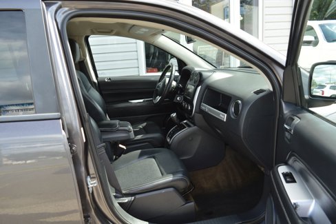 Used 2017 Jeep Compass Latitude image 18
