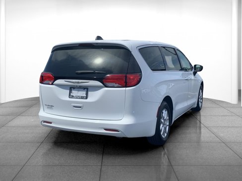 Used 2022 Chrysler Voyager LX image 7