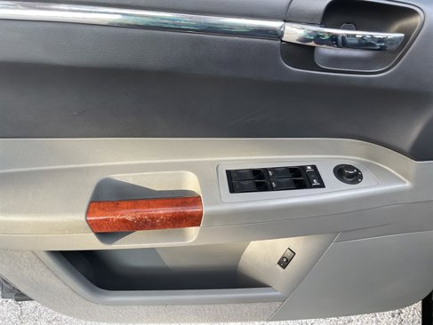 Used 2005 Chrysler 300 C w/ Protection Group II image 9