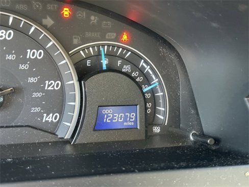 Used 2014 Toyota Camry L image 9