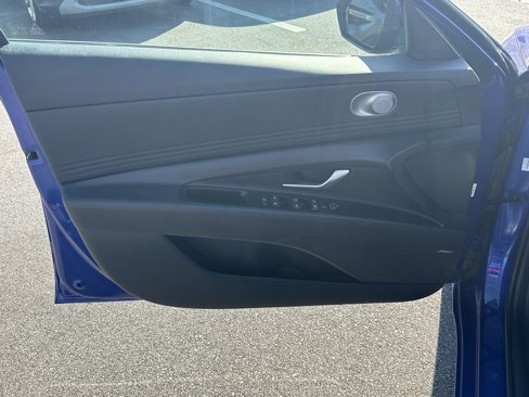 Used 2022 Hyundai Elantra Limited w/ Cargo Package image 13