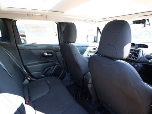 New 2023 Jeep Renegade Latitude w/ Sun & Fun Group image 17