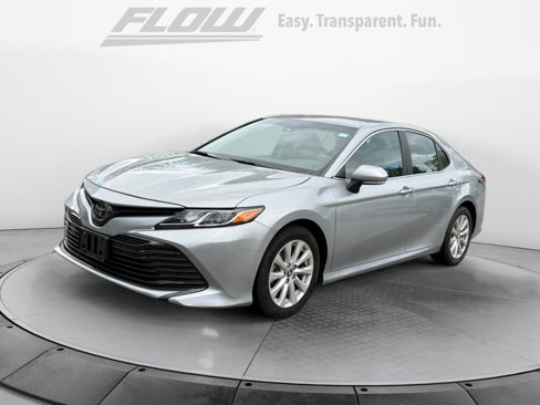 Used 2018 Toyota Camry LE image 3