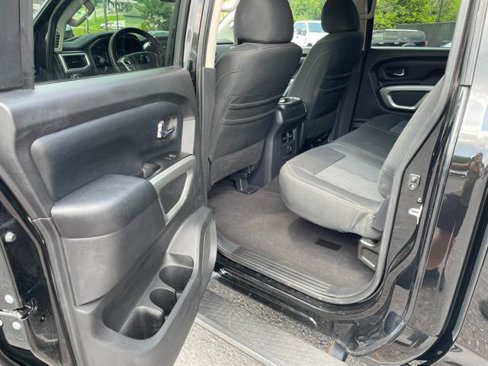 Used 2017 Nissan Titan SV image 19