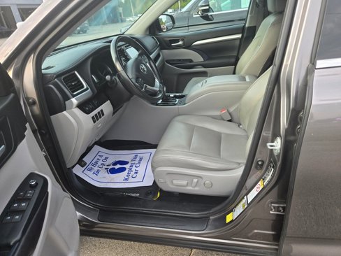 Used 2017 Toyota Highlander XLE image 7
