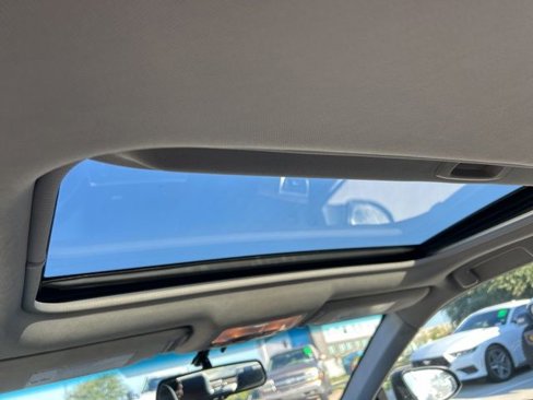 Used 2017 Toyota Camry SE w/ Moonroof Package image 9
