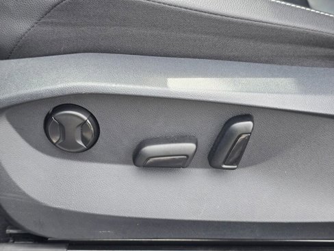 Used 2022 Volkswagen Tiguan SE image 41