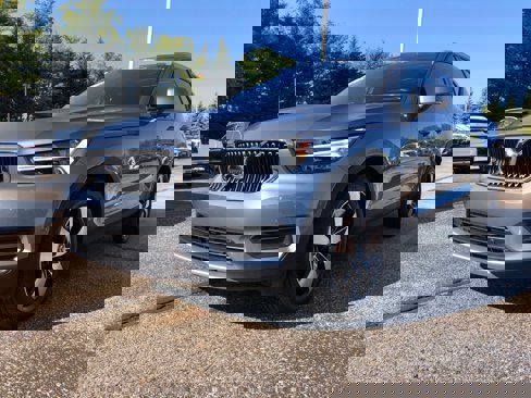 Used 2019 Volvo XC40 T5 Momentum image 3