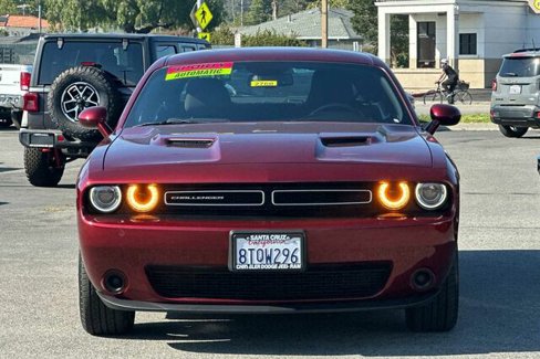 Used 2019 Dodge Challenger SXT image 9