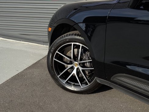 Certified 2025 Porsche Macan image 12
