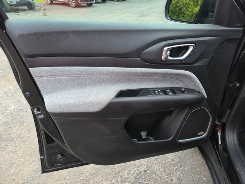 Used 2022 Jeep Compass Latitude w/ Sun and Sound Group image 9