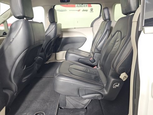 Certified 2017 Chrysler Pacifica Touring-L image 25