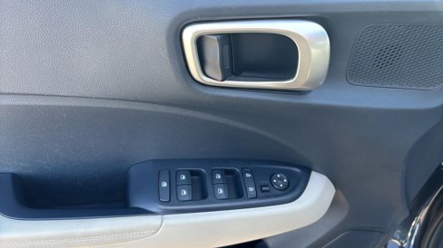 Used 2020 Hyundai Venue image 20