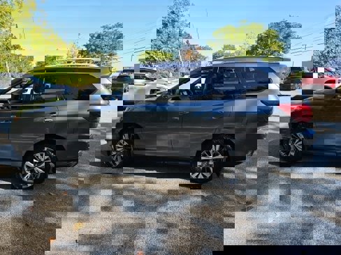 Used 2020 Nissan Pathfinder SL image 1