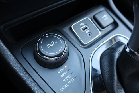 Used 2019 Jeep Cherokee Limited image 25