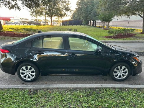 Used 2021 Toyota Corolla LE image 6