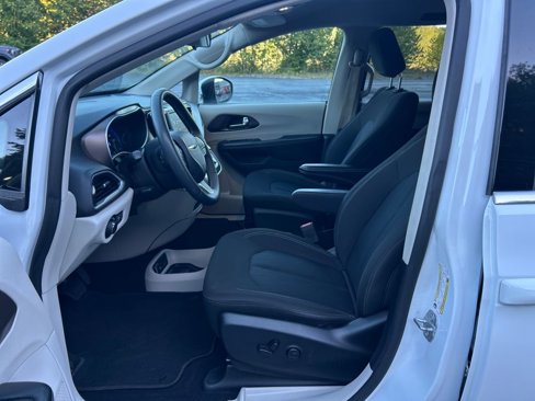 Used 2022 Chrysler Voyager LX image 11