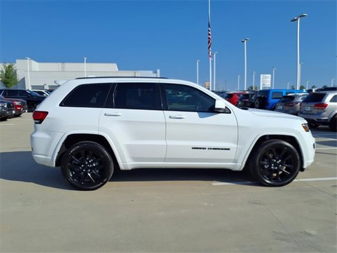 Used 2017 Jeep Grand Cherokee Altitude image 9
