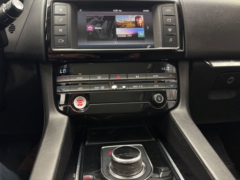 Used 2018 Jaguar F-PACE Premium image 28