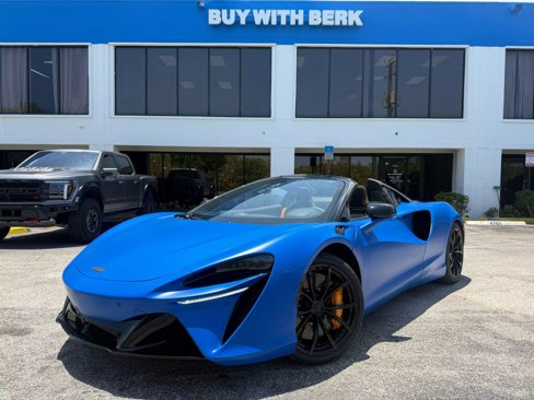 Used 2025 McLaren Artura Spider image 1