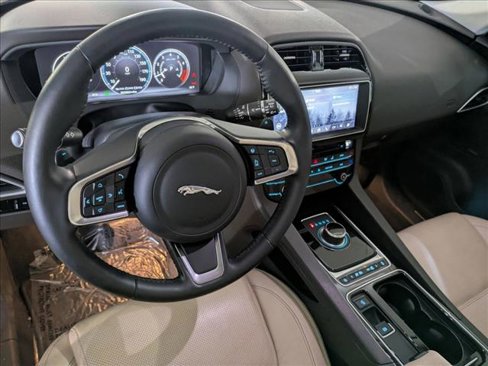 Used 2018 Jaguar F-PACE Prestige image 10
