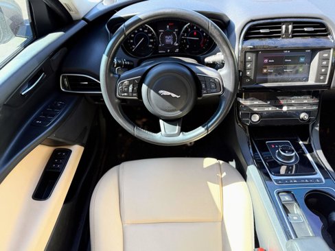 Used 2017 Jaguar XE Premium image 2