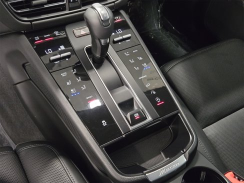 Certified 2025 Porsche Macan image 21