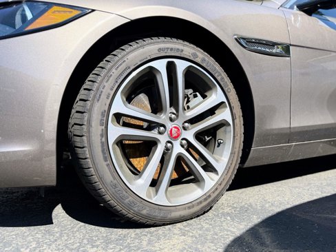 Used 2017 Jaguar XE Premium image 5