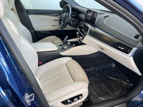 Used 2022 BMW 530e w/ M Sport Package image 10